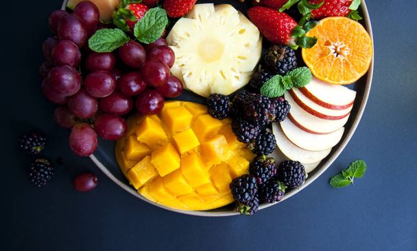 Frutas coloridas, frutas tropicales
  - Foto, Imagen