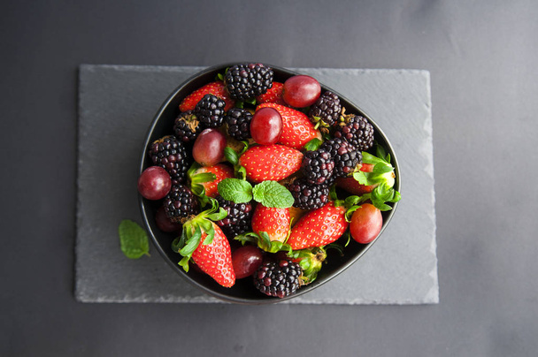 Bayas de frutas frescas crudas
  - Foto, Imagen