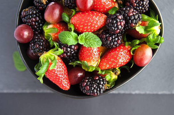Bayas de frutas frescas crudas
  - Foto, Imagen