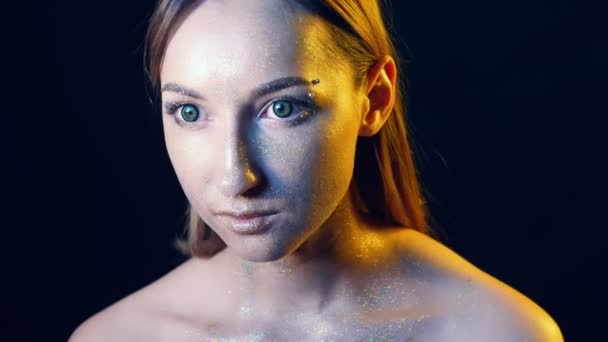 портрет девушки с блестками на лице и контактными линзами
  - Кадры, видео