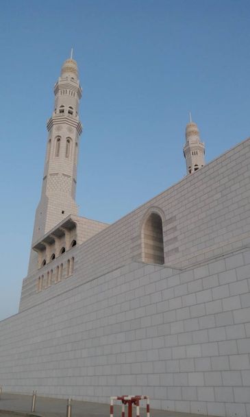 Hermosas imágenes de la Mezquita Blanca o fotos de archivo para festivales islámicos o celebraciones como ramadán o eid al fitr
 - Foto, Imagen