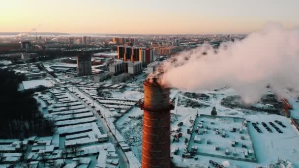 Idustrial - kouř vycházející z výrobní trubky - znečištění ovzduší - Záběry, video