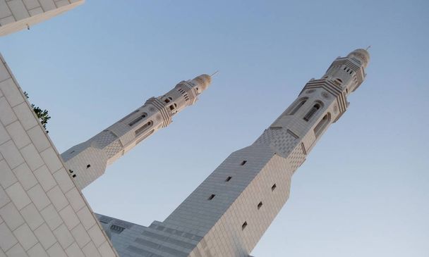 Hermosas imágenes de la Mezquita Blanca o fotos de archivo para festivales islámicos o celebraciones como ramadán o eid al fitr
 - Foto, Imagen