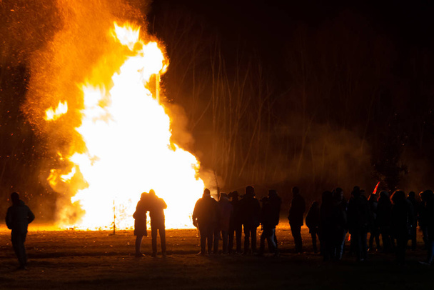 płomienie i ogień uwolniony przez stos na tradycyjny festiwal objawień we Włoszech - Zdjęcie, obraz
