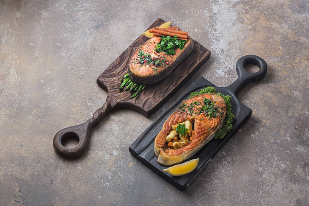 Два лосося з овочами на дерев'яних дошках, копіюємо простір
 - Фото, зображення