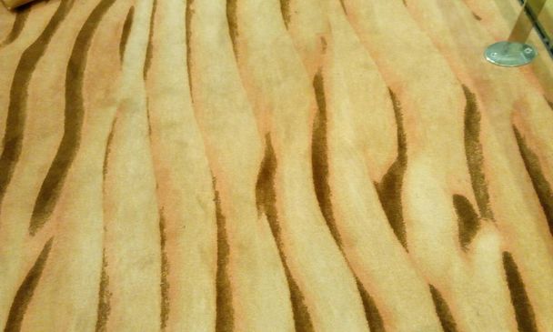 Imágenes de primer plano de los acabados de alfombra con un patrón diferente o multicolor para los acabados de suelo de un aeropuerto en Mascate Omán
 - Foto, imagen