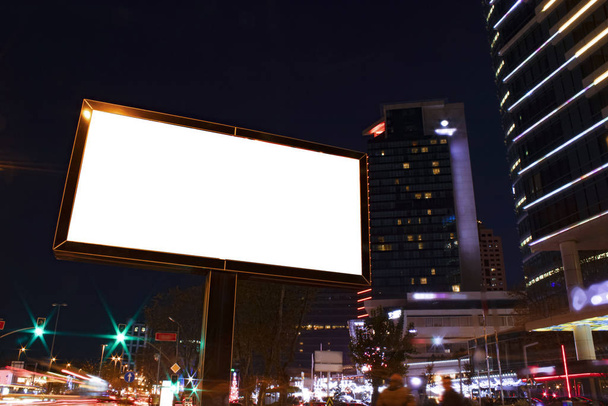 Billboard outdoor, διαφήμιση mockup, κενό πλαίσιο αντίγραφο χώρο για το λογότυπο και το κείμενο. Σύγχρονη επίπεδη πινακίδα στυλ. Υπαίθρια banner νύχτα shot, μεγάλη έκθεση. - Φωτογραφία, εικόνα