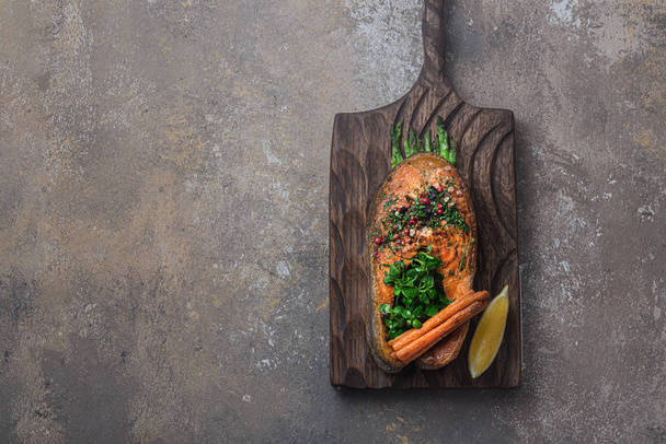 Стейк из жареного лосося с овощами на деревянной доске, плоское пространство для копирования
 - Фото, изображение