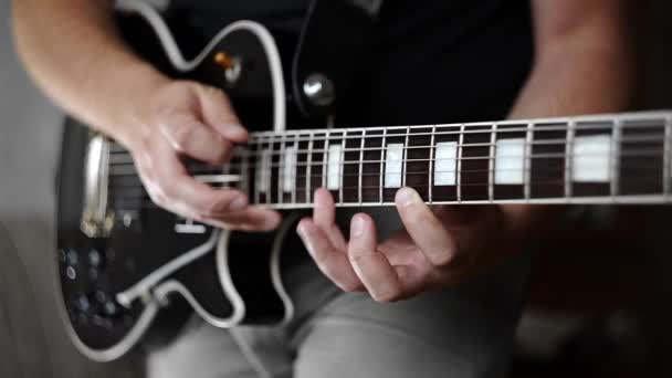 Le mani dell'uomo che suonano il ritmo funky sulla chitarra elettrica
 - Filmati, video
