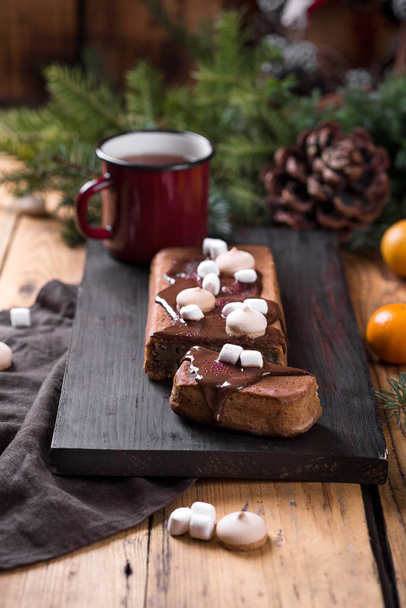 κέικ με γλάσο σοκολάτας και ζαχαρωτά. Χριστούγεννα και Πρωτοχρονιά. ξύλο φόντο - Φωτογραφία, εικόνα