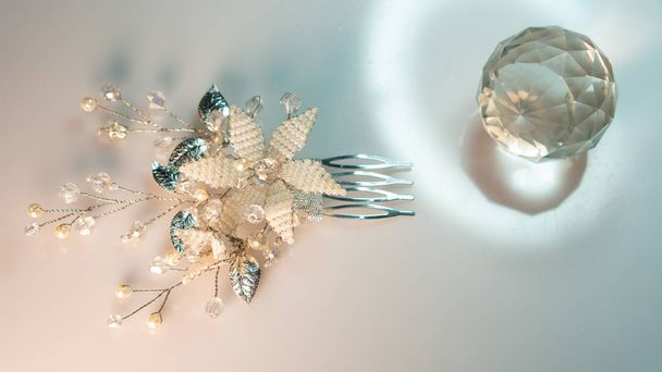 Düğün tokası, inci ve aksesuarlı mücevherler.. - Fotoğraf, Görsel