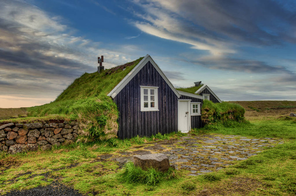 Típica vista de las casas de césped en el campo islandés
. - Foto, imagen