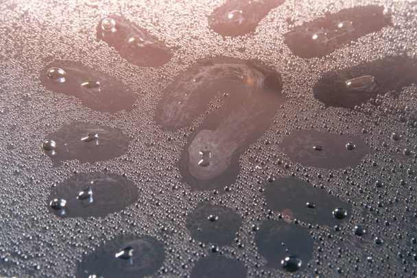 otazník na mokrém skle vodní kapičky, lesknoucí se v paprscích světla closeup, textury - Fotografie, Obrázek