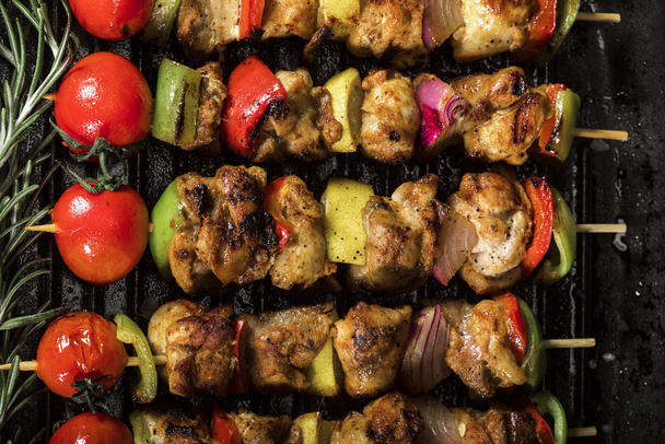 Grillowane szaszłyki z kurczaka z przyprawami i warzywami na patelni - Zdjęcie, obraz