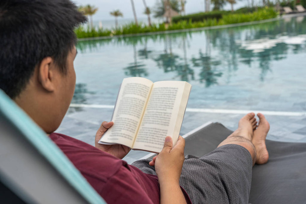 Jongeman genieten van zomervakantie met boek - Foto, afbeelding