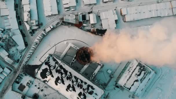 Poluição - um grande tubo de fabricação polui o ar na cidade - luz do dia
 - Filmagem, Vídeo