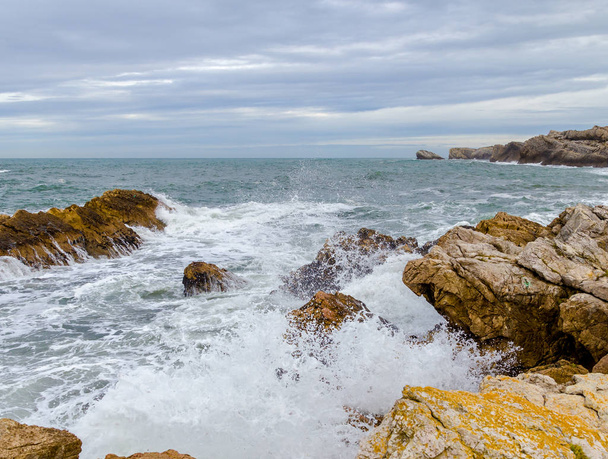 Волны достигают берега - Фото, изображение