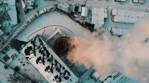 Ρύπανση - ένας μεγάλος σωλήνας παραγωγής μολύνει τον αέρα στην πόλη - Πλάνα, βίντεο