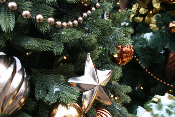 Decoraciones de Navidad en las ramas del árbol de Navidad
 - Foto, imagen