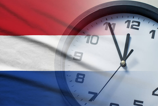 Σύνθετη εικόνα της ολλανδικής σημαίας και του ρολογιού - Φωτογραφία, εικόνα