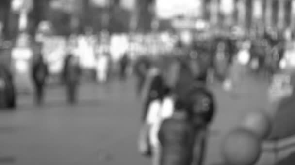 Черно-белая городская сцена с пешеходами
 - Кадры, видео