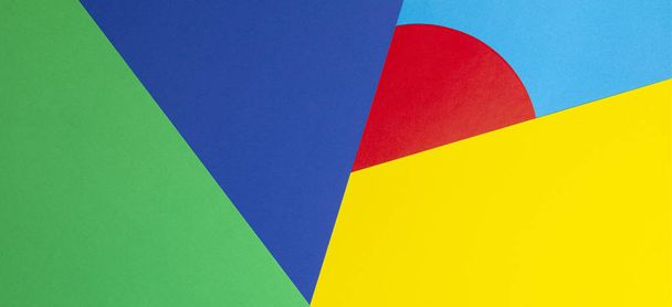 Forma geométrica abstracta amarillo, azul, rojo, fondo de papel de color verde
 - Foto, imagen
