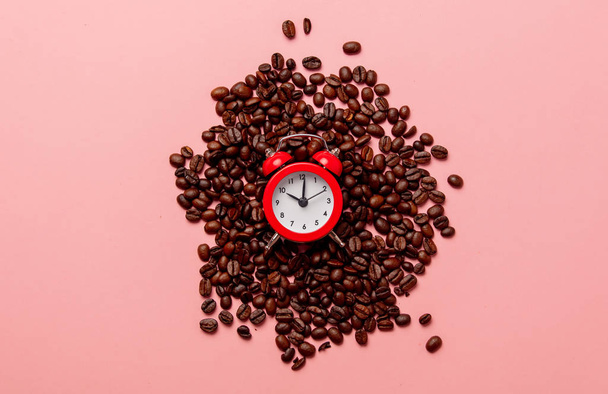 red little alarm clock and coffee beans - Foto, imagen