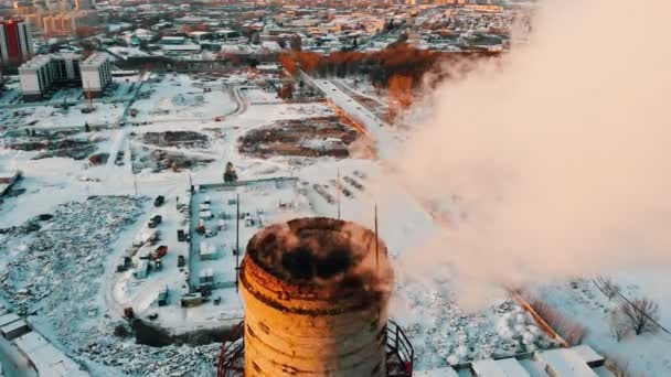 πρόβλημα ρύπανσης - ένας καπνός που βγαίνει από το σωλήνα από τη βιομηχανική - Πλάνα, βίντεο