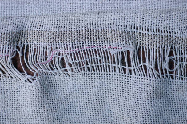 textura de tela gris de un pedazo de materia desgarrada en la ropa - Foto, imagen