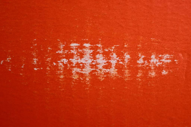 červená papírová textura s bílými šmouhami na starém kusu lepenky - Fotografie, Obrázek