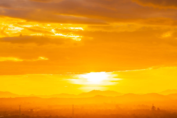Kaunis maisema auringonnousun tai auringonlaskun yli vuoren
 - Valokuva, kuva