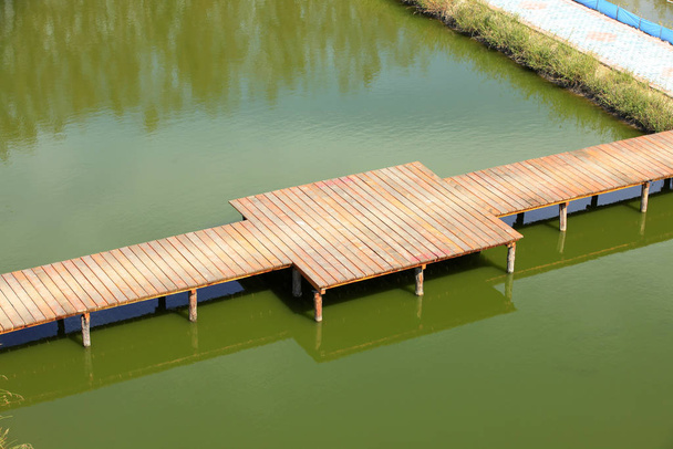 ponte di legno sul fiume - Foto, immagini
