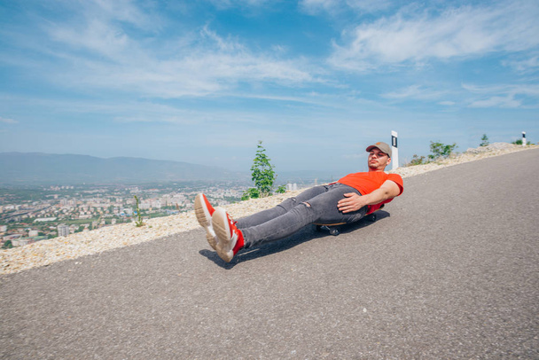 Urban cool longboarder bereidt zich voor op een downhill ride (slide) doing - Foto, afbeelding