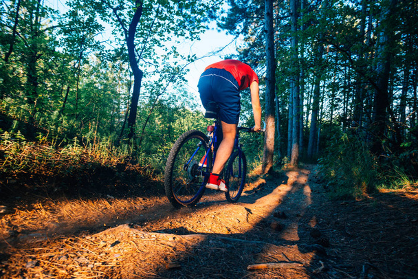 Extrembiker fährt ohne Schutzkleidung mit dem Fahrrad bergab - Foto, Bild