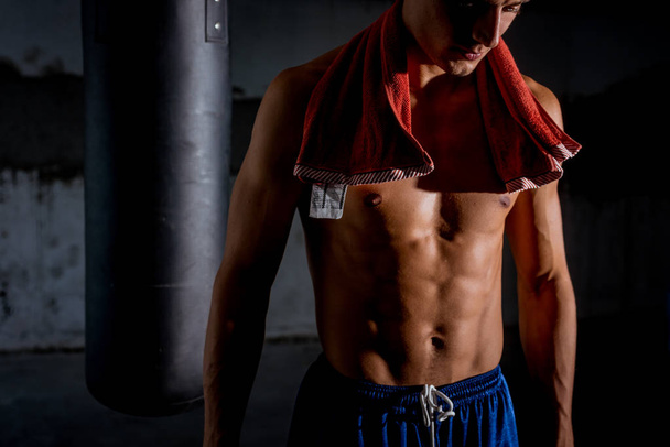 Zpocený muž bez košile má pauzu po tréninku bodybuidling - Fotografie, Obrázek