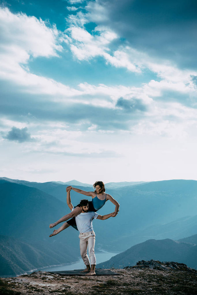 A boldog pár együtt táncol a szabadban. Kaukázusi férfi és kaukázusi nő élvezi a minőségi időt együtt - Fotó, kép