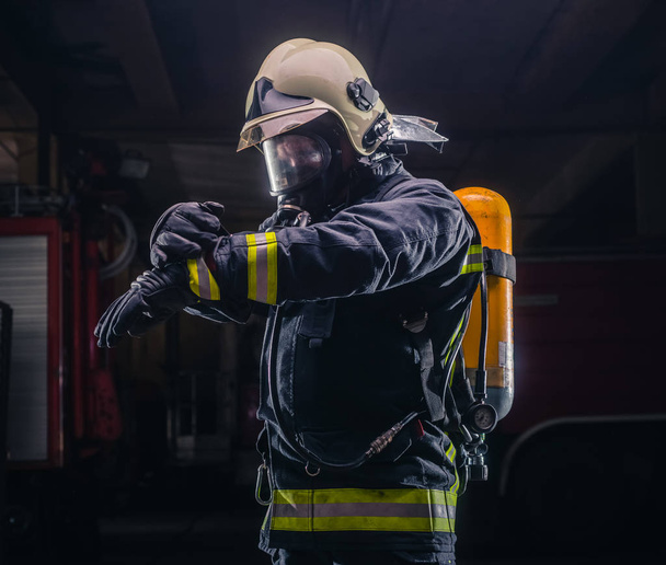 Bombero con uniforme protector usando máscara de oxígeno
 - Foto, imagen
