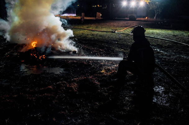 Akcióban lévő tűzoltók - Fotó, kép