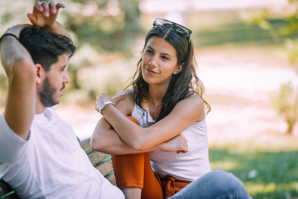 Coppia incontri e flirtare durante una conversazione e guardarsi in un parco
 - Foto, immagini