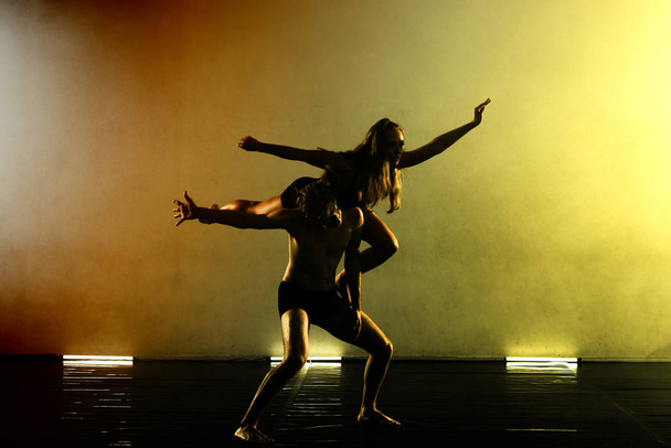 Danseurs de ballet modernes gracieux dansant en studio - Photo, image