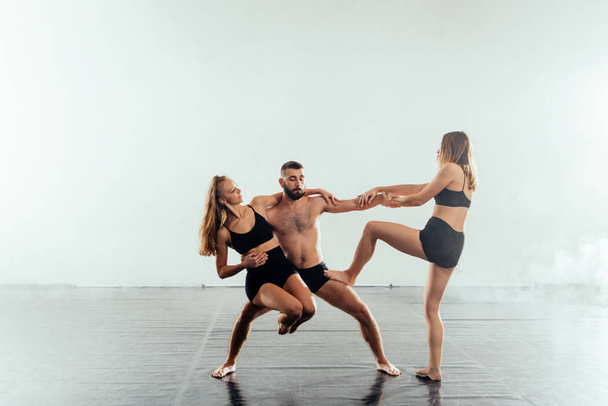 Moderní a stylový baletní tanečník ve třídě tance - Fotografie, Obrázek