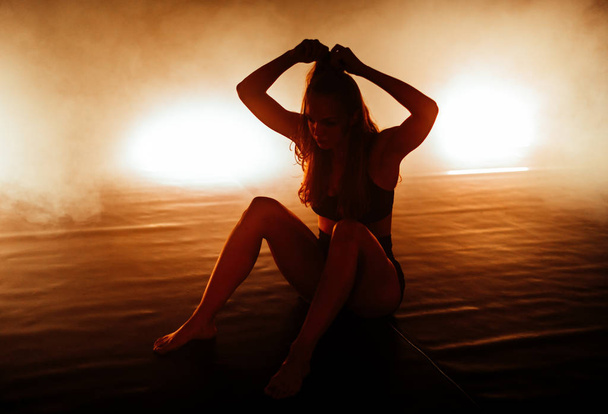 Bella ballerina di pausa che si prende una pausa in studio di danza
 - Foto, immagini