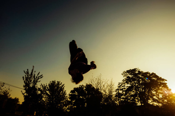 Ajuste o homem treinando exercícios de parkour no parque de skate local
 - Foto, Imagem