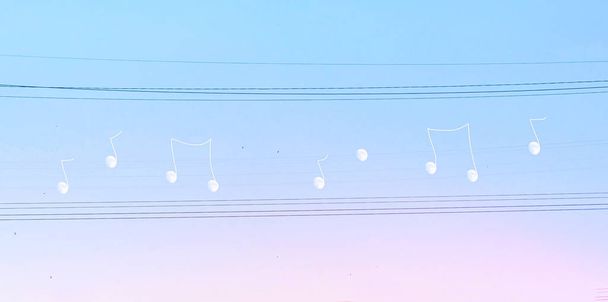 Δημιουργική χειραγωγείται σουρεαλιστική αφηρημένη φωτογραφία του λευκού φεγγαριού σε ηλεκτρικά καλώδια σε ένα μπλε ροζ φόντο του ουρανού. - Φωτογραφία, εικόνα