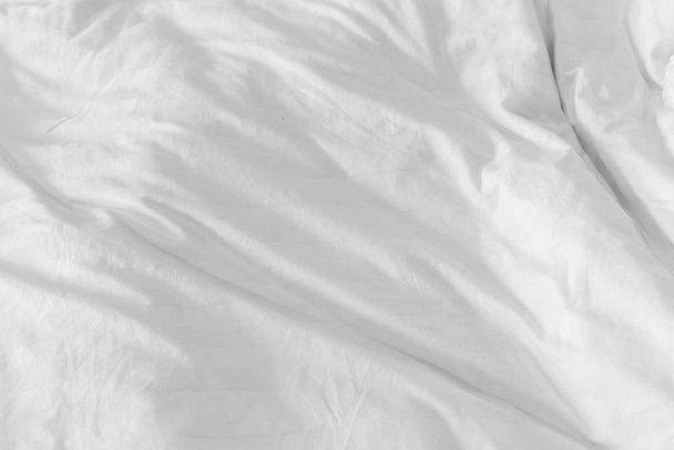 Gece uyuduktan sonra dağınık bir yatak örtüsünün üst görüntüsü. - Fotoğraf, Görsel