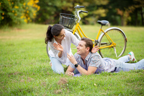 Mladý pár v lásce outdoor.stunning smyslné venkovní portrét mladé stylové módní pár pózuje v létě v poli - Fotografie, Obrázek