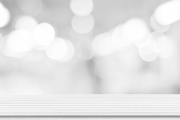 weiße Holzperspektive über unscharfen Bokeh-Hintergrund, für Produkt d - Foto, Bild