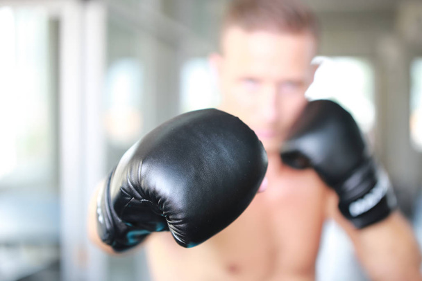Boxer harci koncepció, Spanyol férfi boxzsák a tornateremben, Fiatal férfi boksz a boxzsák a tornateremben - Fotó, kép