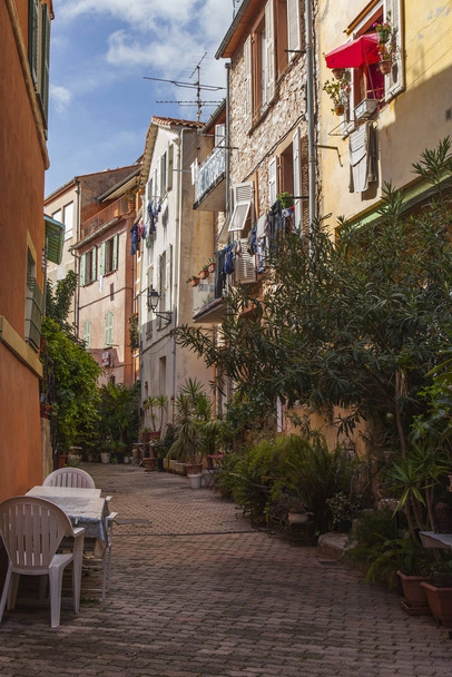 Villefranche-sur-Mer, France, 10 жовтня 2019. Типовий вид на місто. Вузька мальовнича вулиця в старому місті. - Фото, зображення