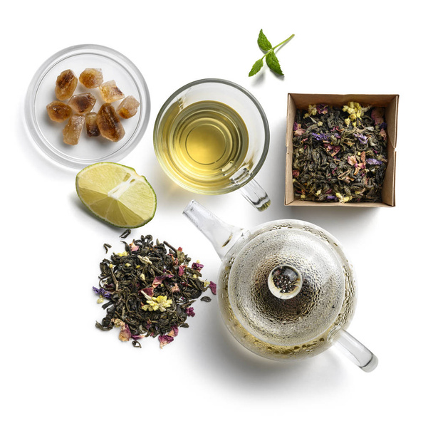 Zelený čaj s přírodními aromatickými přísadami a doplňky. Horní pohled na bílém pozadí - Fotografie, Obrázek